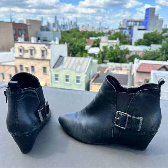 Anne Klein black leather ankle boots size 7.5 pointed toe wedges booties indie - Picture 2 of 3